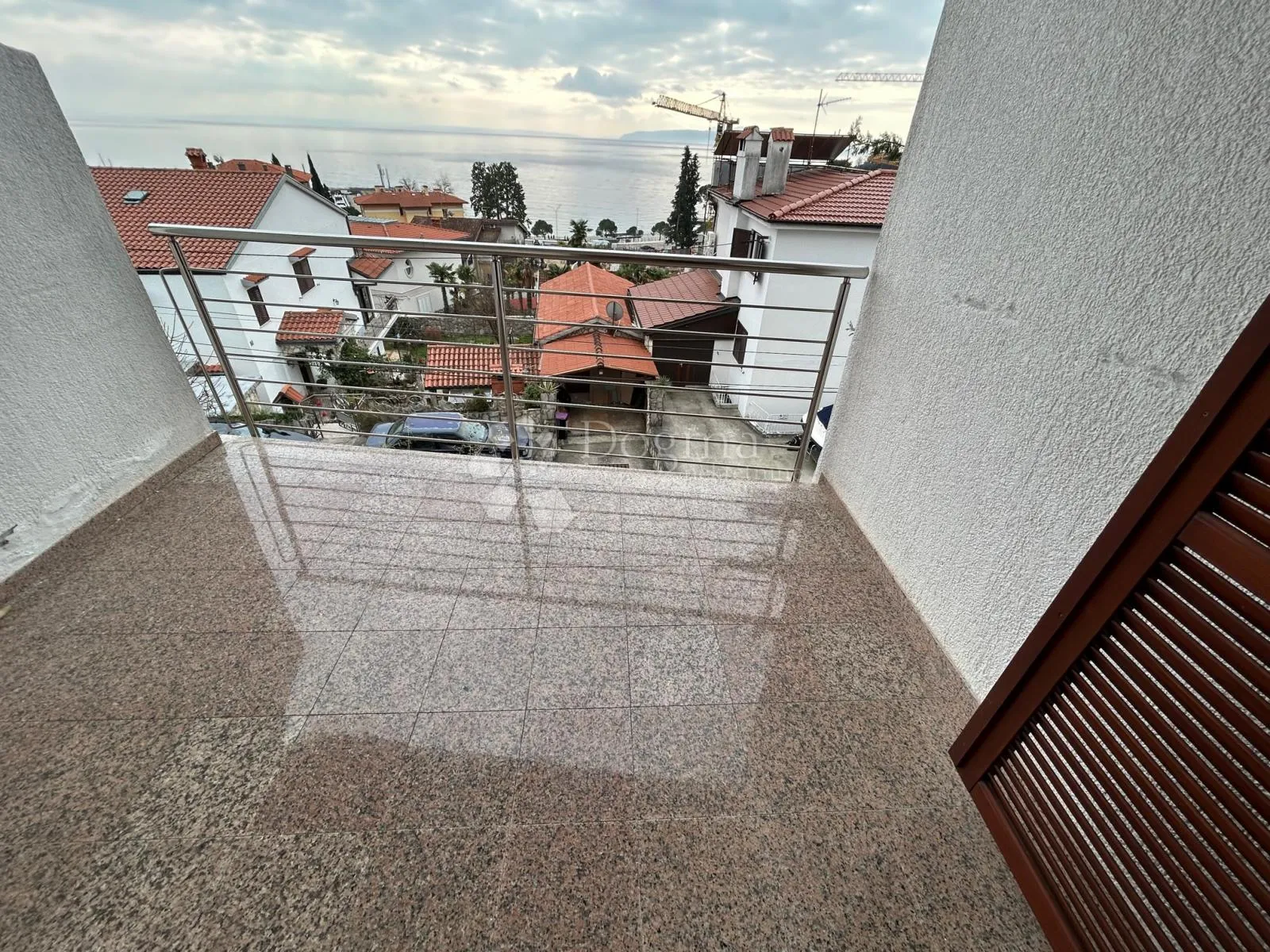 ugodan apartman- novija zgrada, blizina mora ! - slika 4