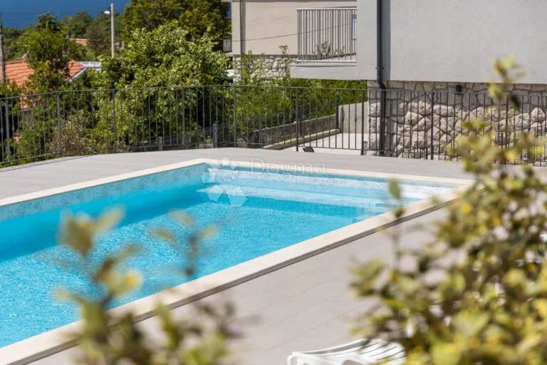 novi vinodolski, uređena vila sa bazenom 50 m od mora - slika 2