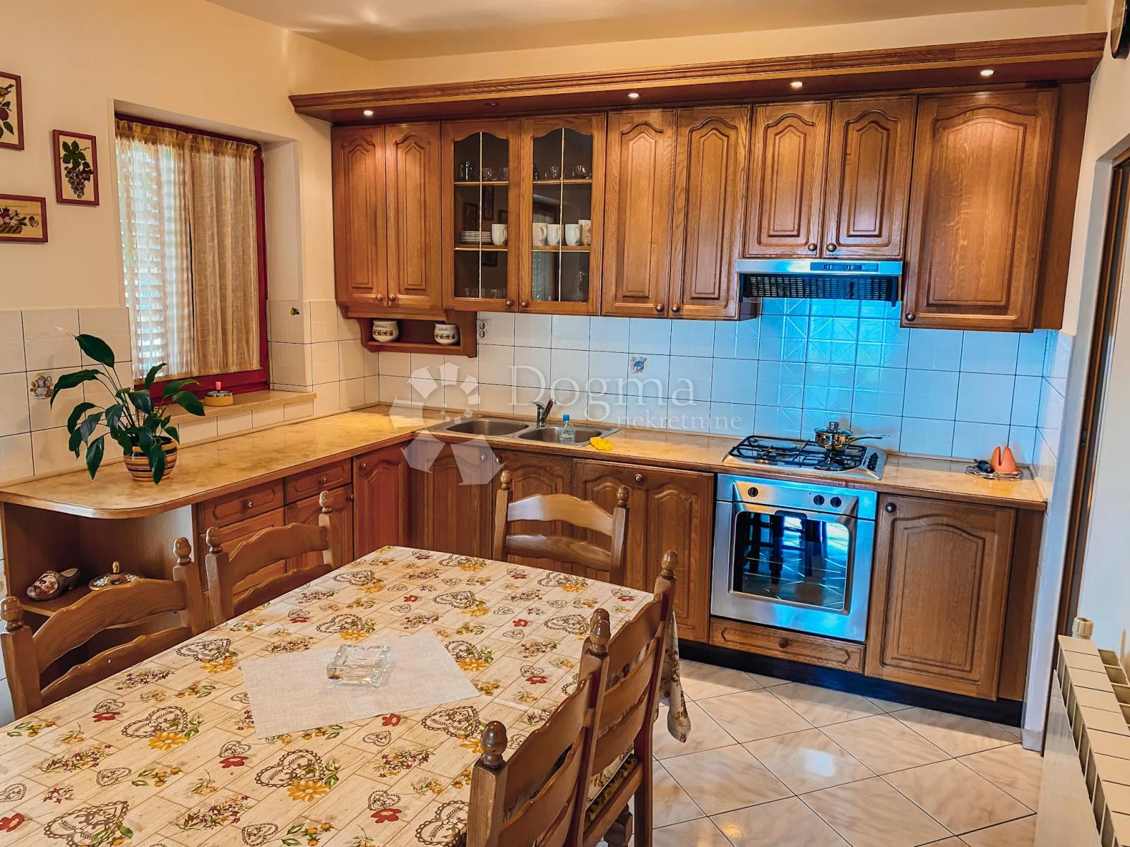 kuća sa 3 apartmana i fenomenalnim pogledom - slika 7