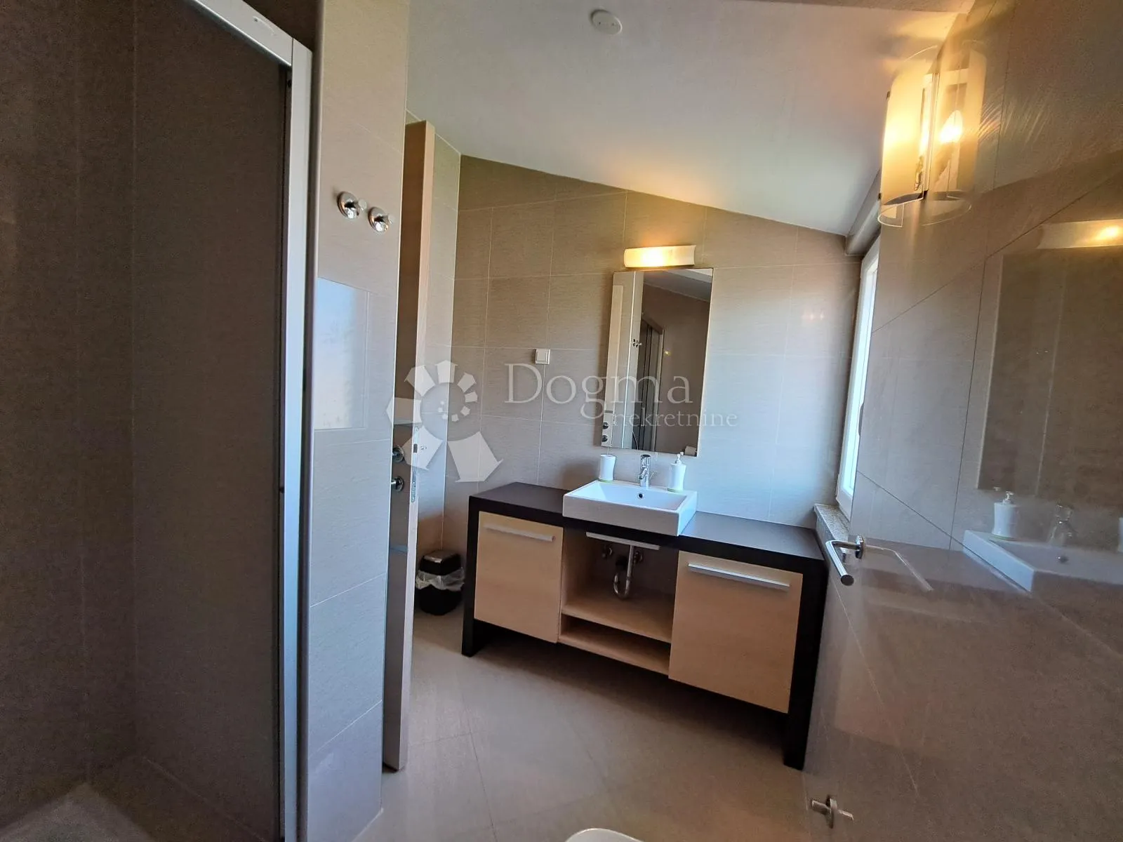 impresivan penthouse s pogledom na more, pješćana uvala - slika 15