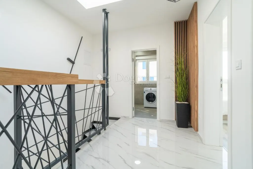 moderna dvojna kuća s bazenom – privlaka, 150 m od mora s1 - slika 9