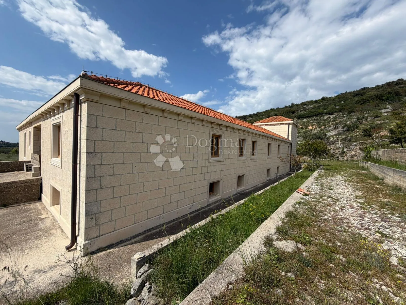 mediteranska oaza privatnosti – kamena rezidencija na braču - slika 1