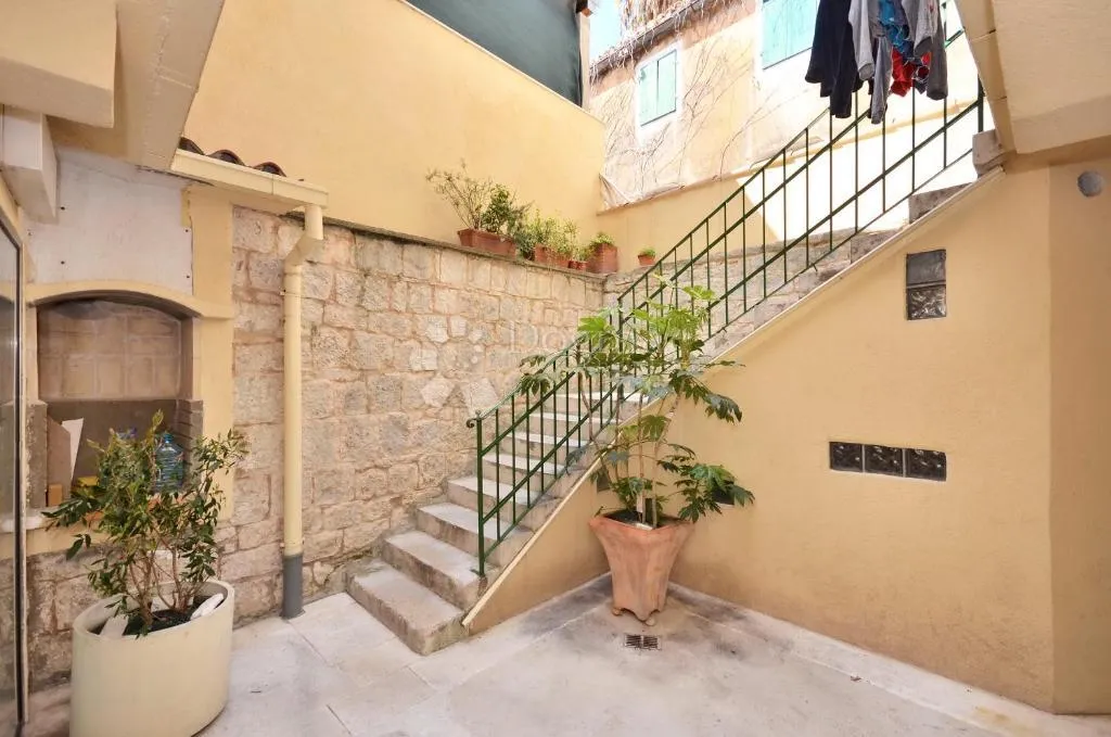 atraktivan stan s dva apartmana iza hnk-a - slika 26