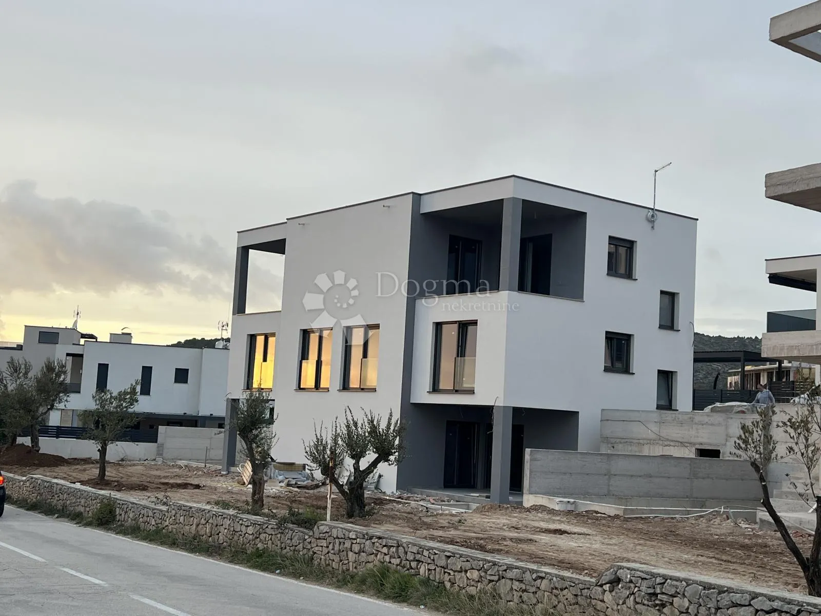 vodice - luksuzna dvojna kuća sa bazenom i pogledom s2 - slika 3
