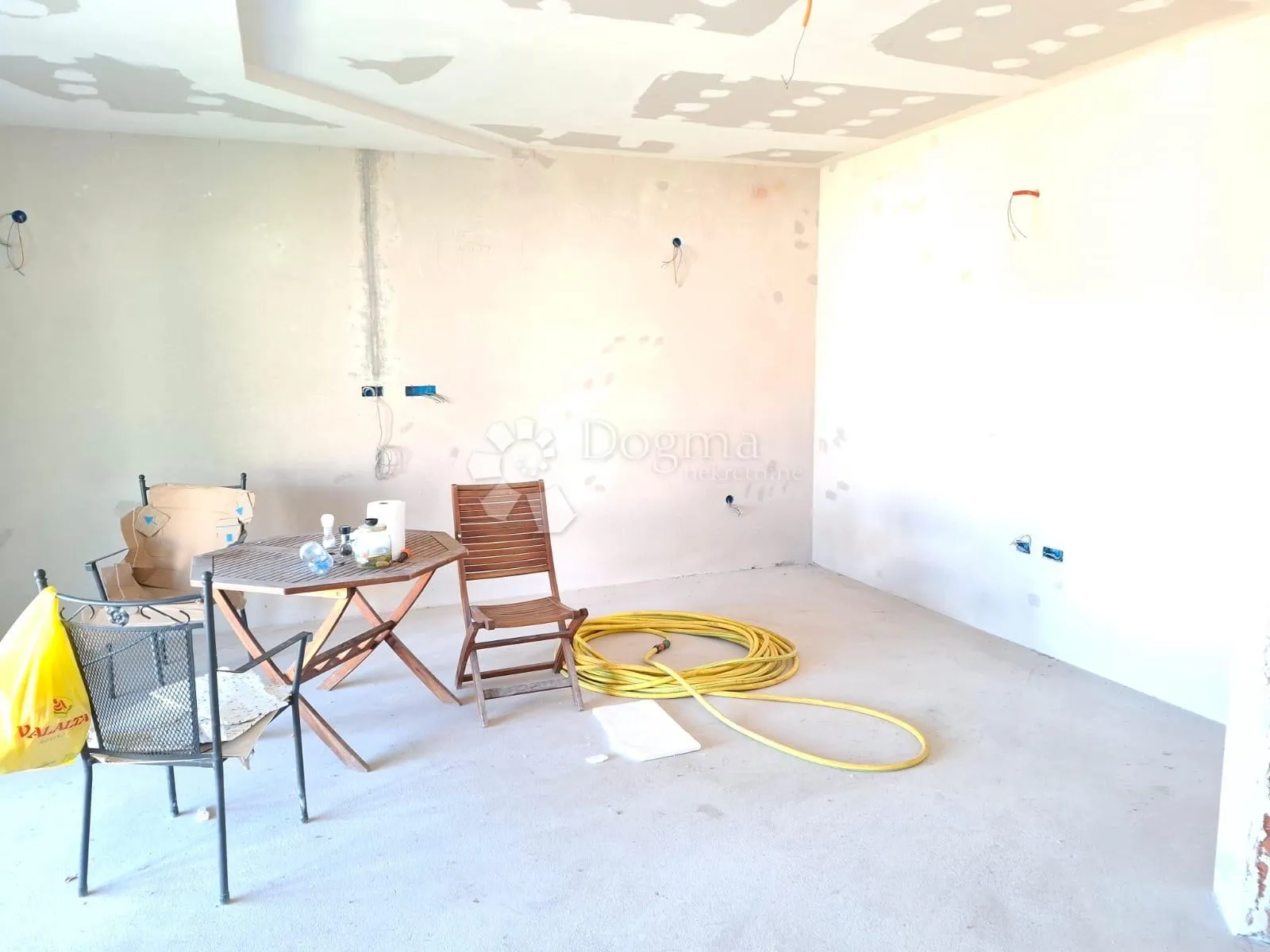villa u rovinjskom selu, roh bau 550 m2, sa građevinskom okućnicom - slika 33