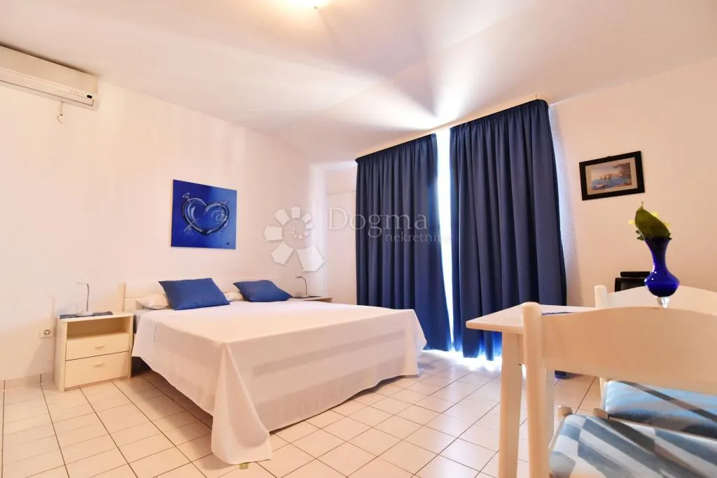 diklo-vila 80m od mora, 7 stambenih jedinica! - slika 9