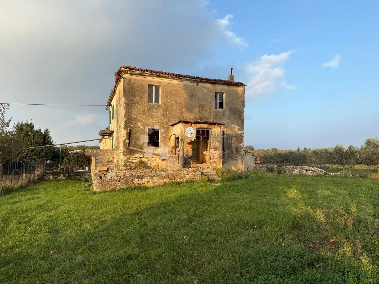 kuća za kompletnu renovaciju na 541 m2 okućnice - slika 1