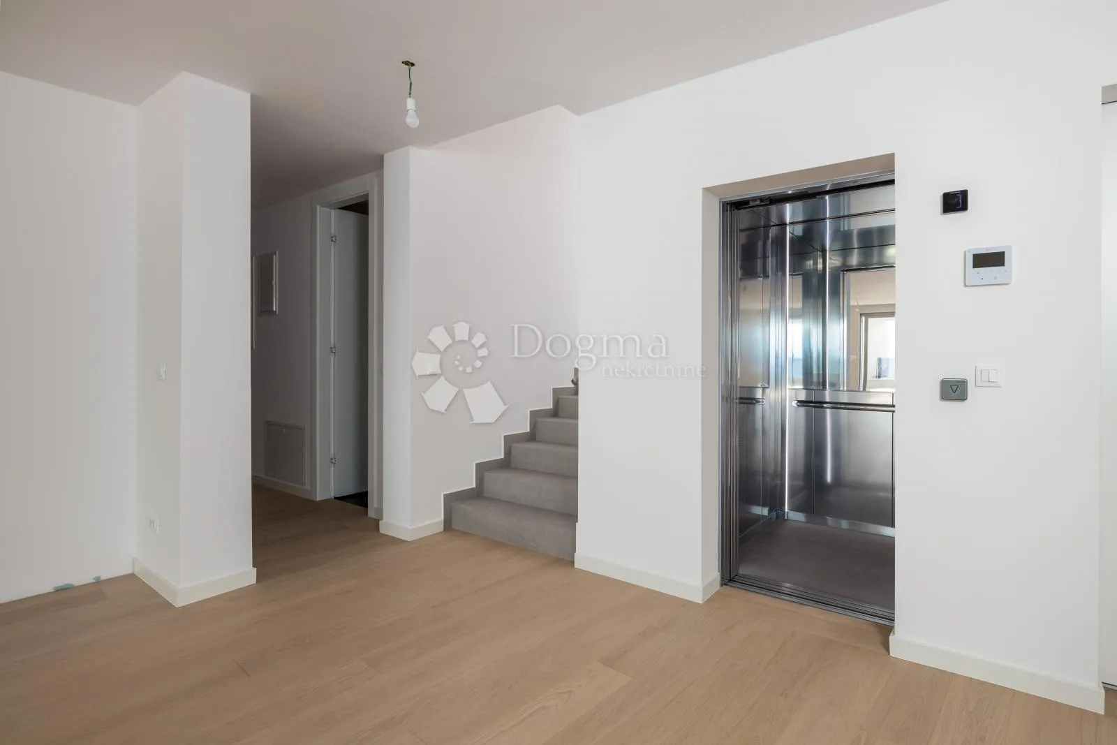 penthouse s bazenom, panoramski pogled - slika 26