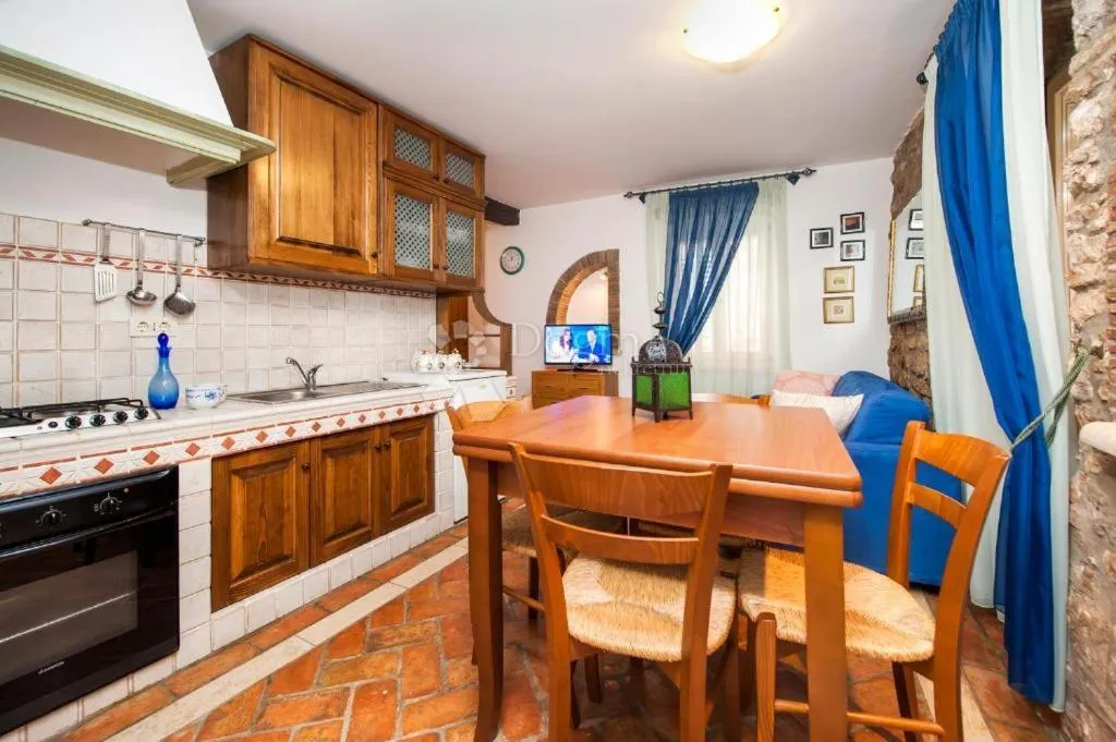 rovinj - kuća sa šest apartmana u srcu starog grada - slika 5