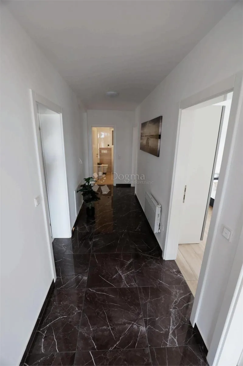 namješteni apartman u mirnom dijelu sukošana, odmah useljiv - slika 3