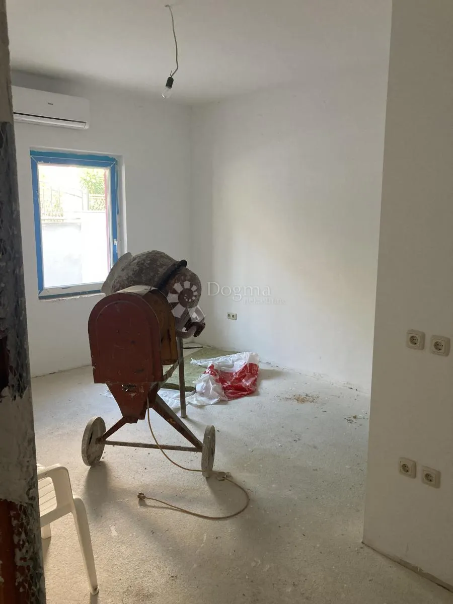 prilika - apartmanska kuća u pirovcu, 1. red do mora - slika 28