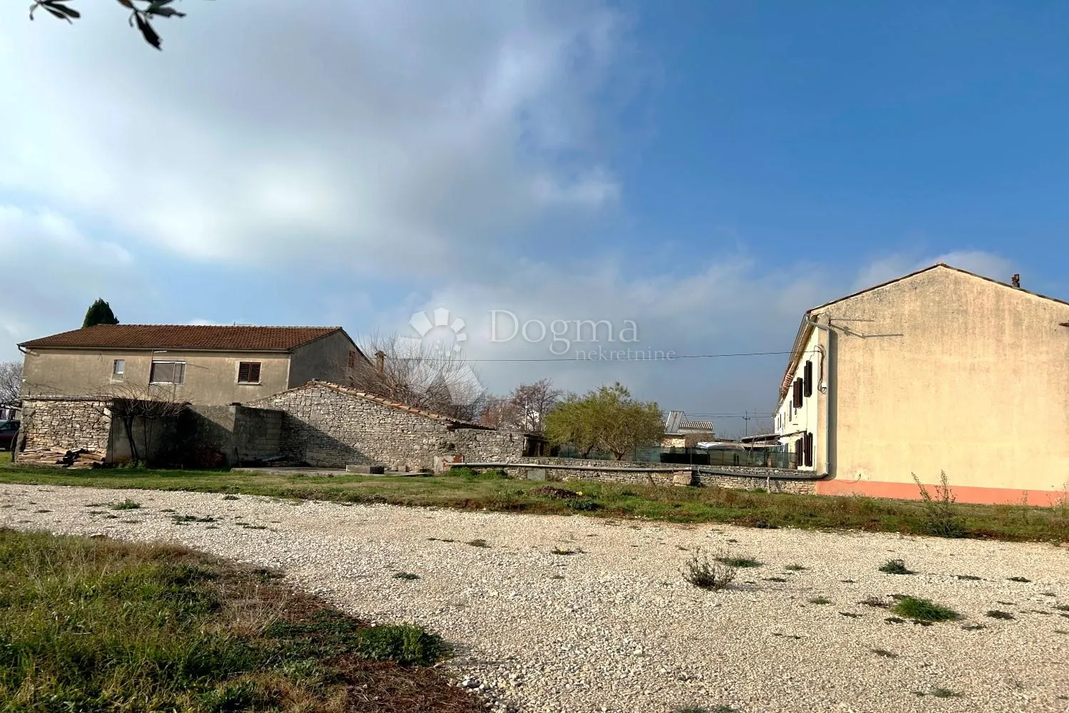 vodnjan – kamena kuća s pomoćnom zgradom, velika parcela, maslinik - slika 35