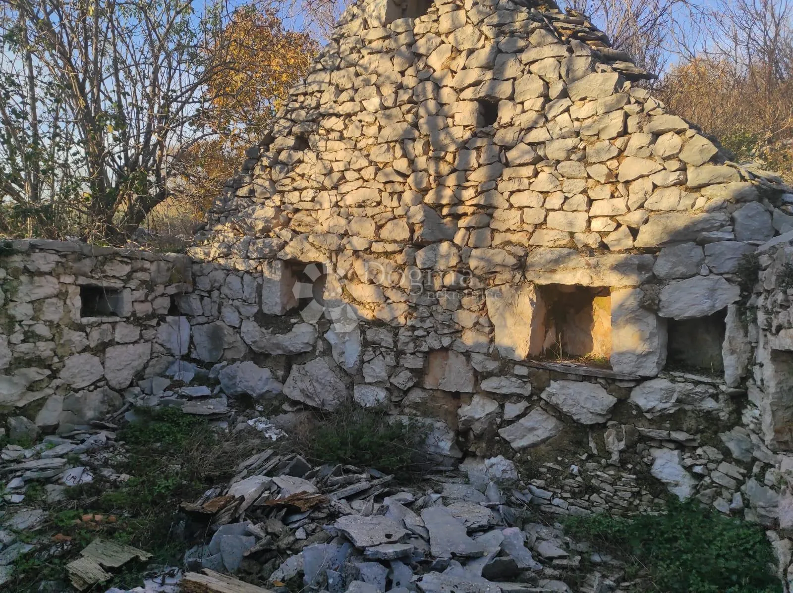 kamene kuće sa 3.500 m² zemljišta – mir, privatnost i blizina splita - slika 6