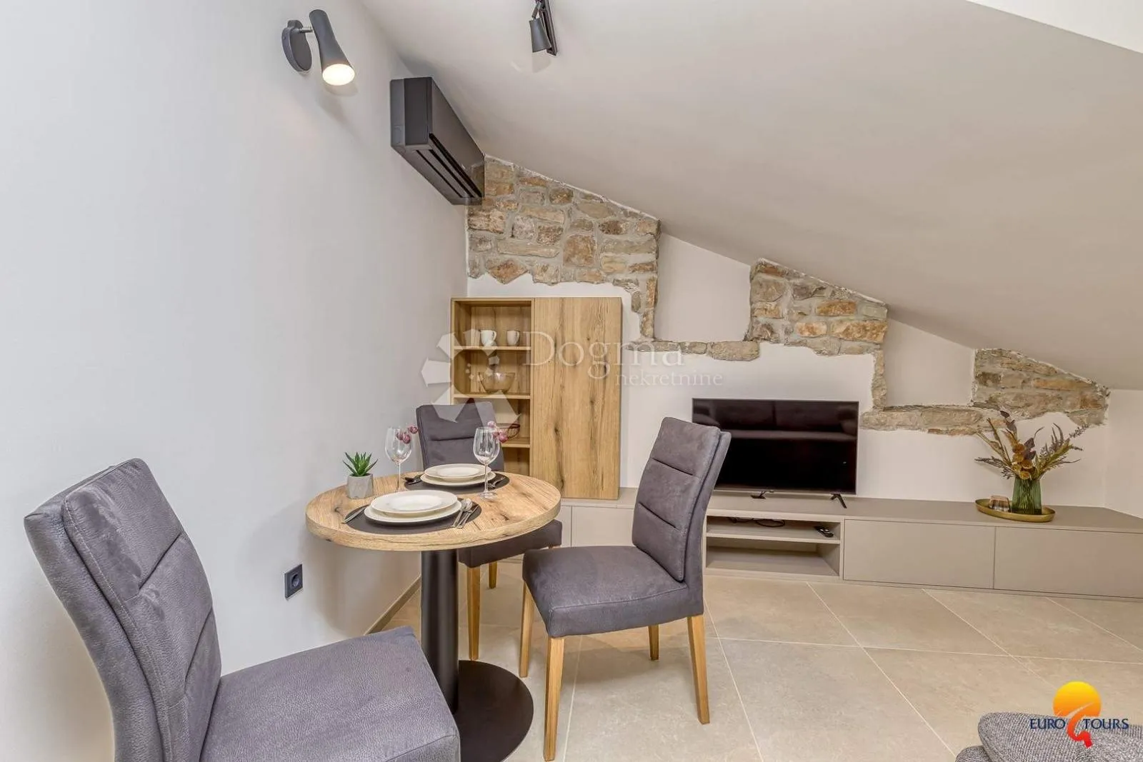 očaravajuća apartmanska kuća u samom centru vrsara - slika 11