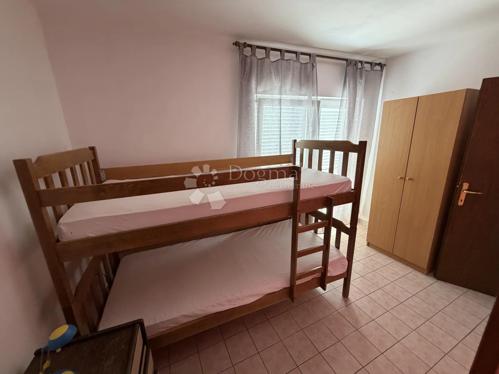 prilika u brodarici- kuća blizu mora, s 6 apartmana i 3-sobnim stanom!! - slika 38