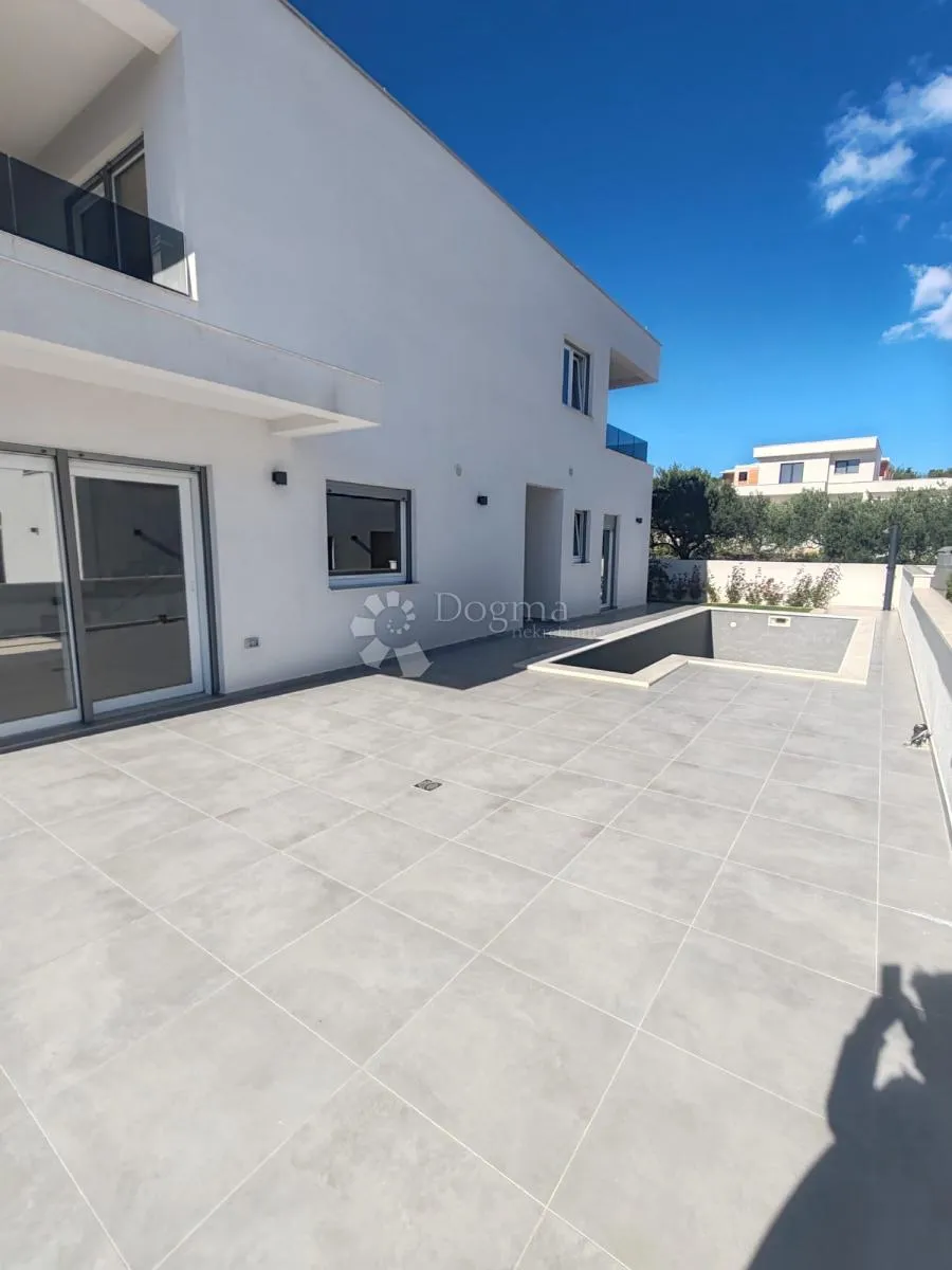 vodice - novoizgrađena, atraktivna kuća s bazenom - slika 5