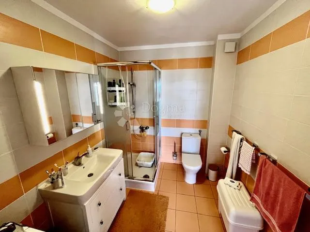 ekskluzivno samo u dogmi!crikvenica,stan 70m2 sa terasom i pogledom na more - slika 12