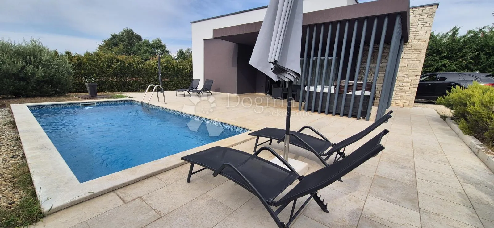 kuća sa bazenom i jacuzijem okružena zelenilom - slika 33