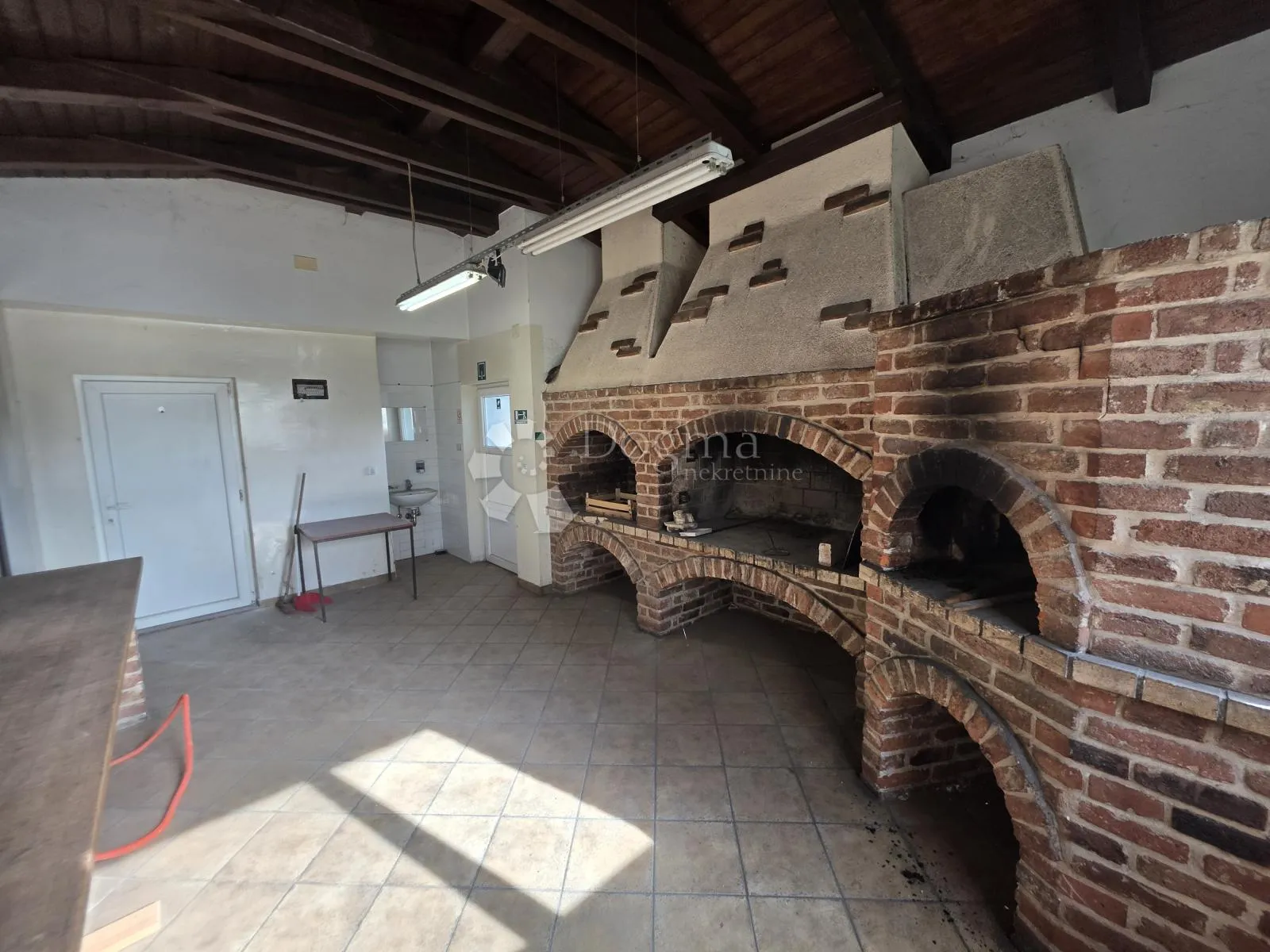 najam restorana 356m² – krušna peć, pečenjara, terasa, veliki parking - slika 7