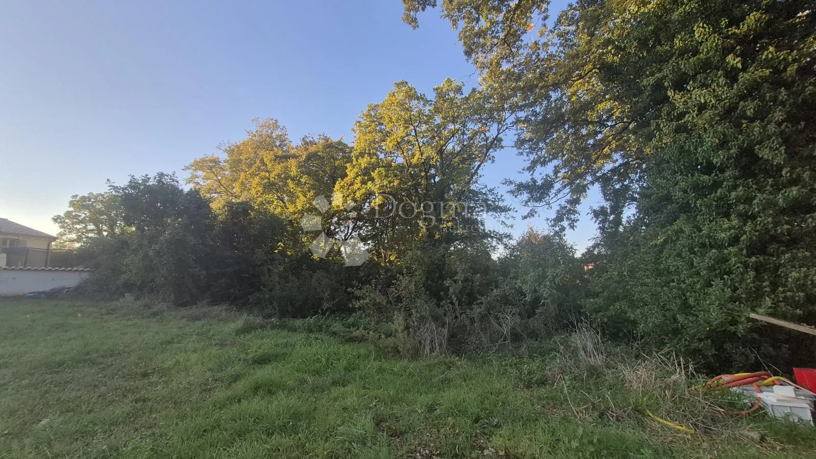 građevinsko zemljište površine 1968 m2, 2 km od mora, 80 eur/m2 - slika 2