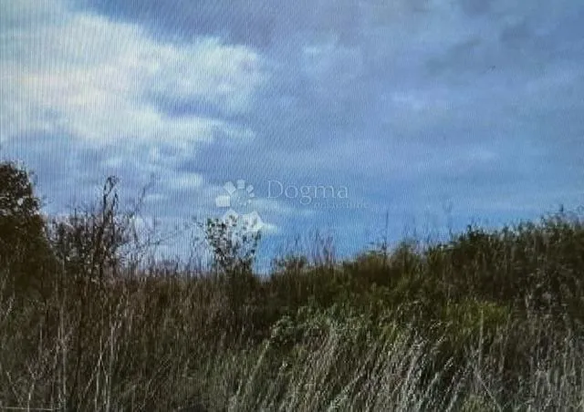 trsat, teren u stambenoj zoni, neizgeađeno područje - slika 3