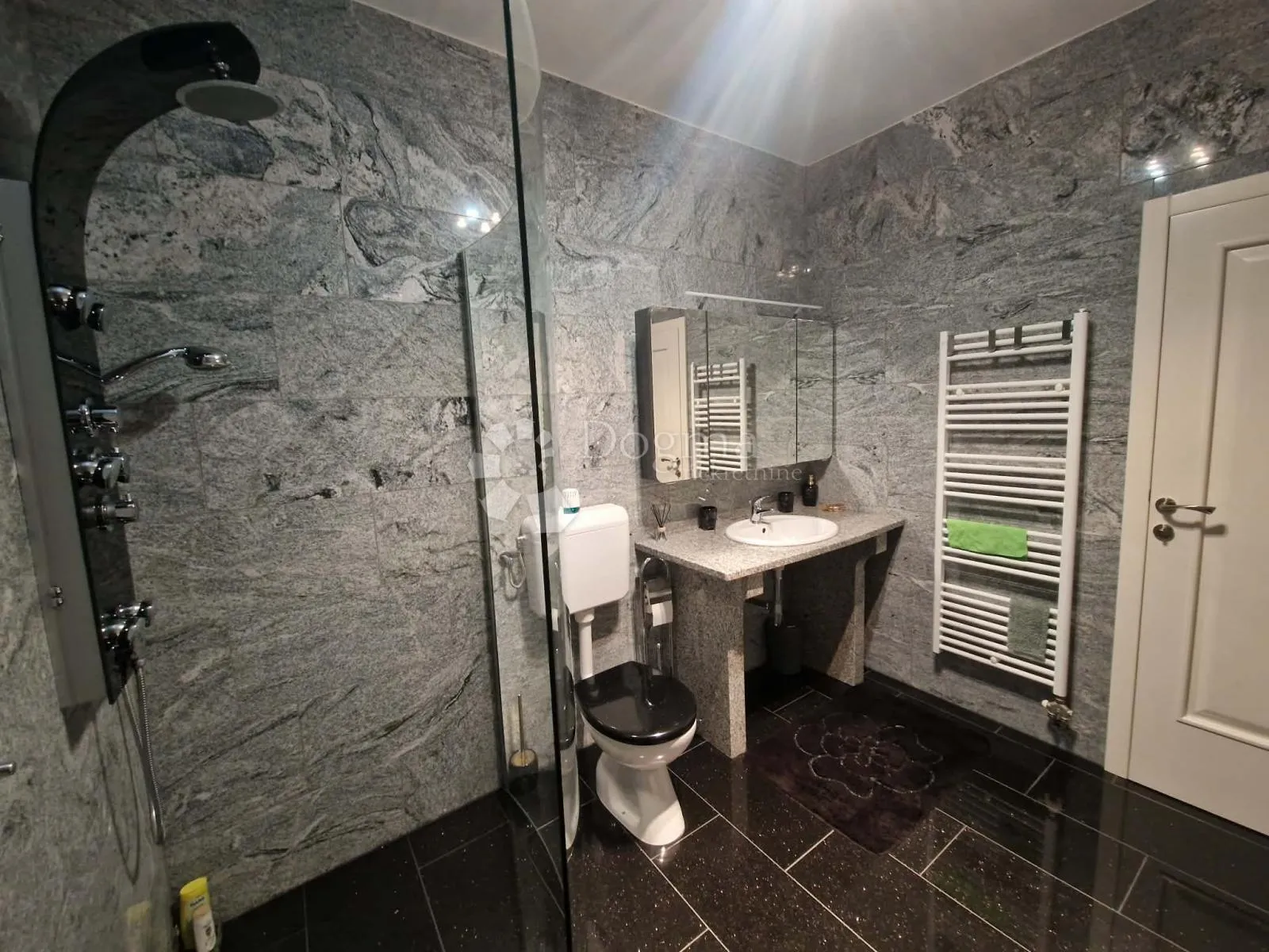 kuća s 4 apartmana - drugi red od mora - slika 43