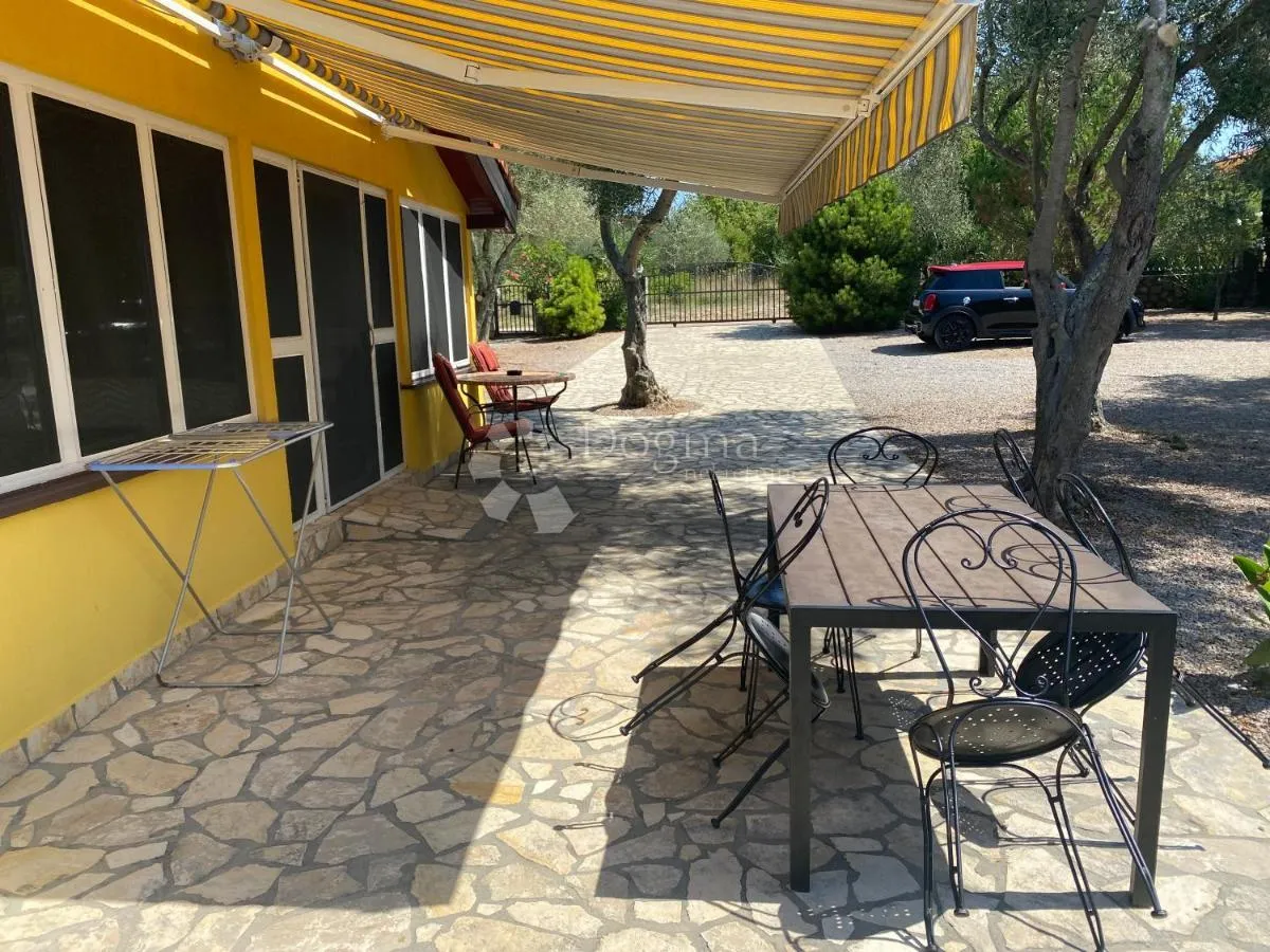 samostojeća kuća s bazenom otok krk - slika 9