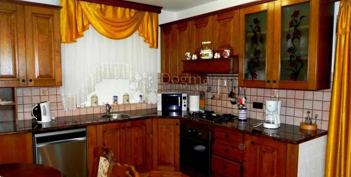 prostrani stan u rovinju - u blizini plaže kuvi - slika 4
