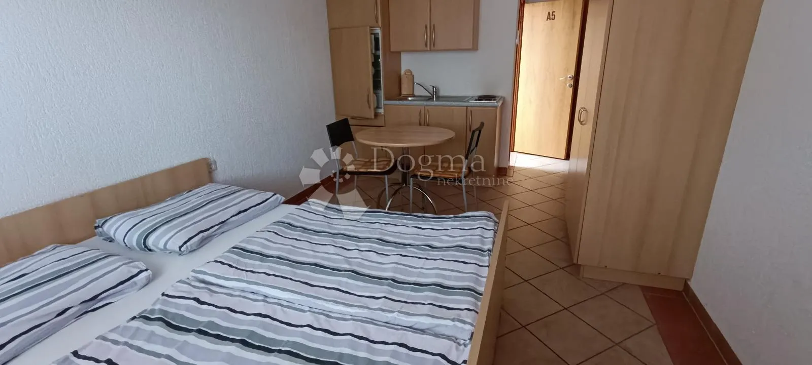 omišalj, kuća sa 9 apartmana - slika 3