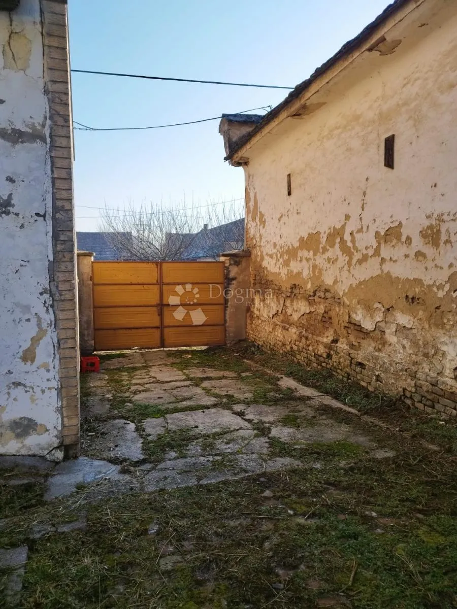 zmajevac - u samom centru poslovno stambena zgrada - slika 12
