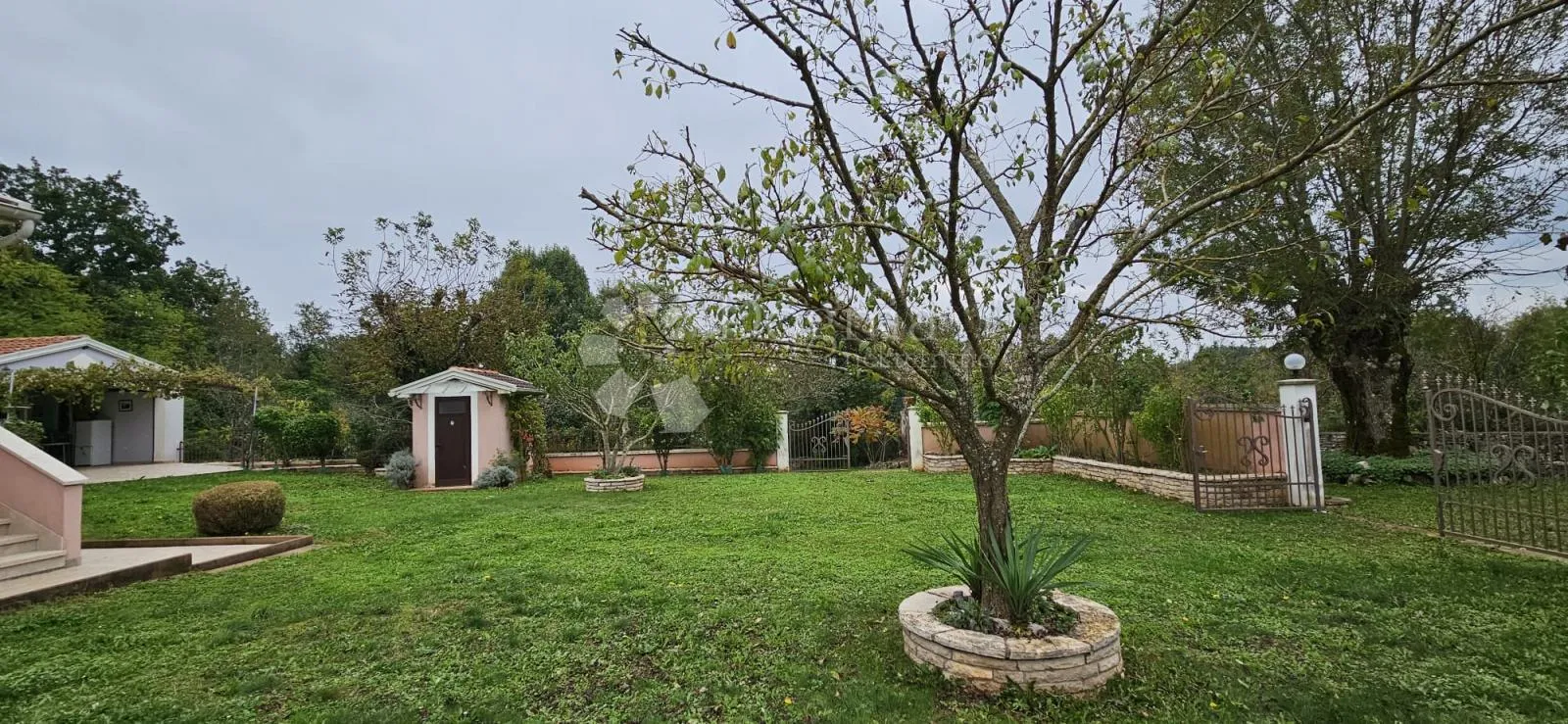 ekskluzivno kuća na osami, okružena šumom - slika 37