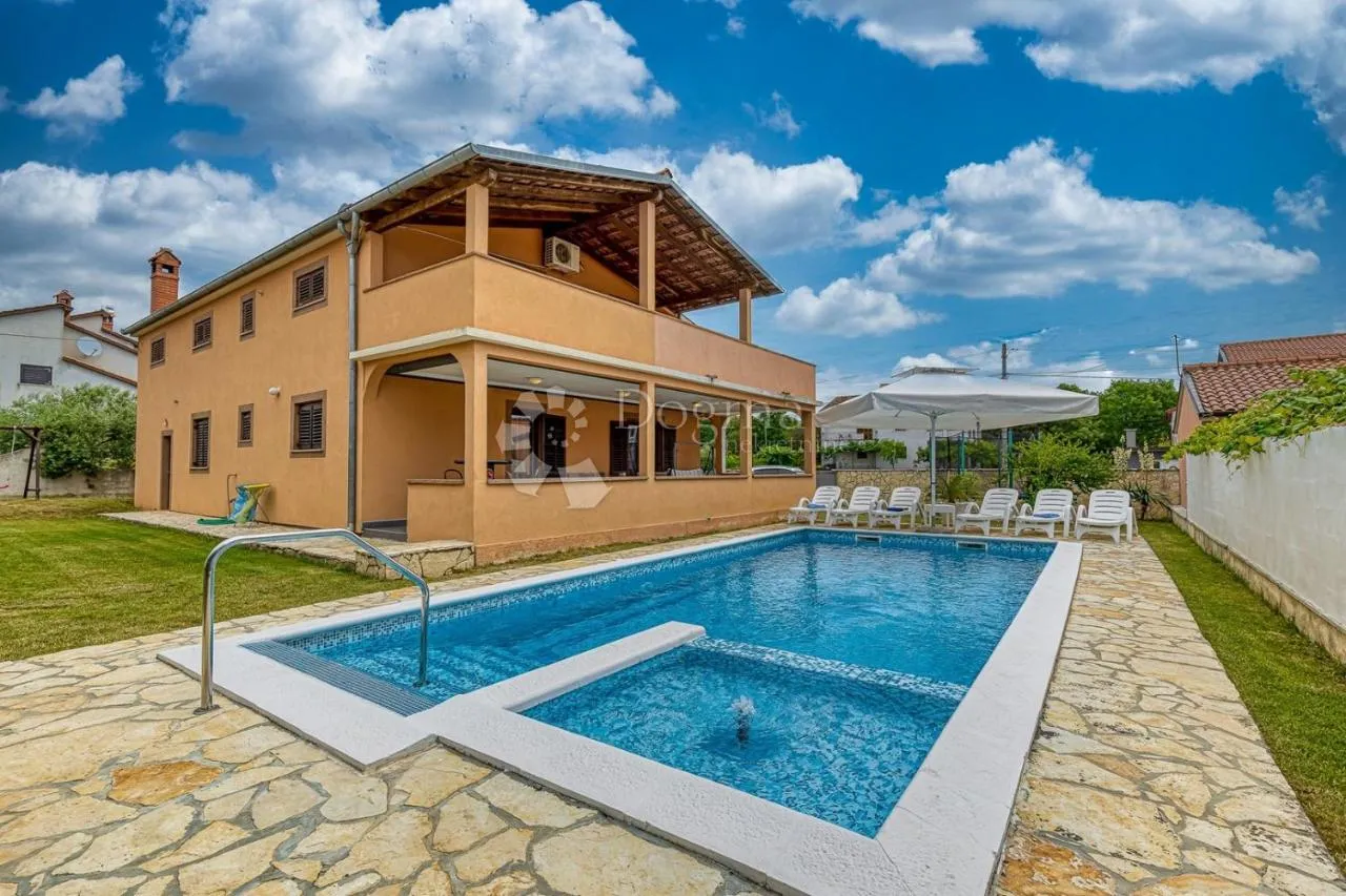 samostojeća kuća s dva stana i bazenom-loborika - slika 9