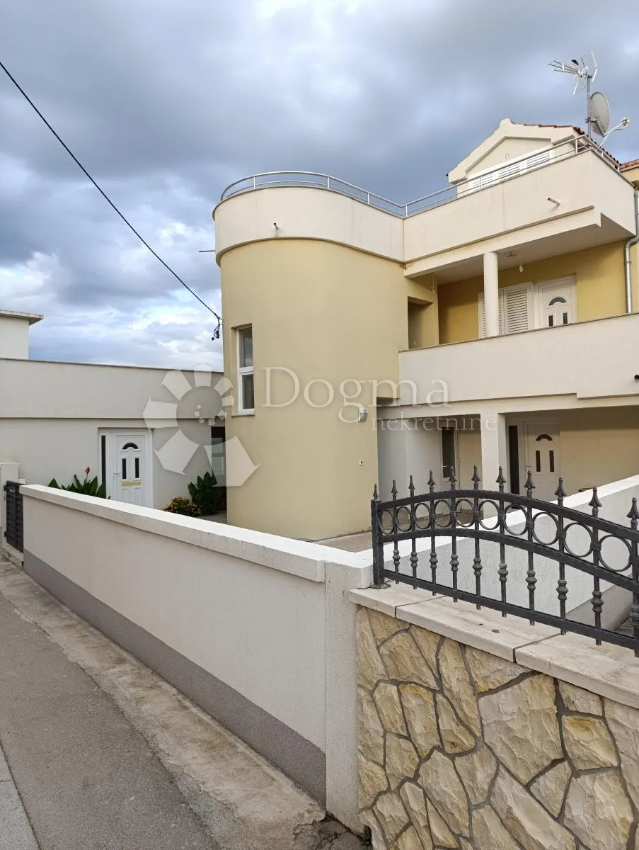 ljubač - kuća s pet stambenih jedinica - slika 2