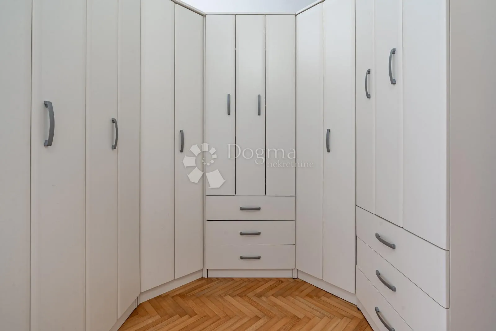 grad krk – elegantan apartman s privatnim vrtom, dvije terase i parkirnim mjestom - slika 11