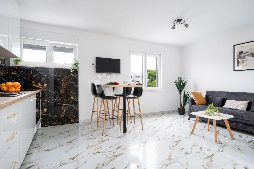 luksuzni 2-sobni stan s terasom u centru splita,75 m² - slika 2