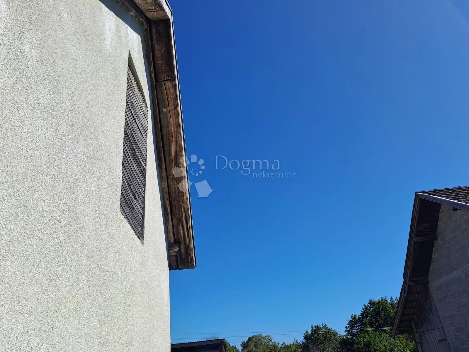 sunčan i uredan posjed u gradu duhova - slika 4