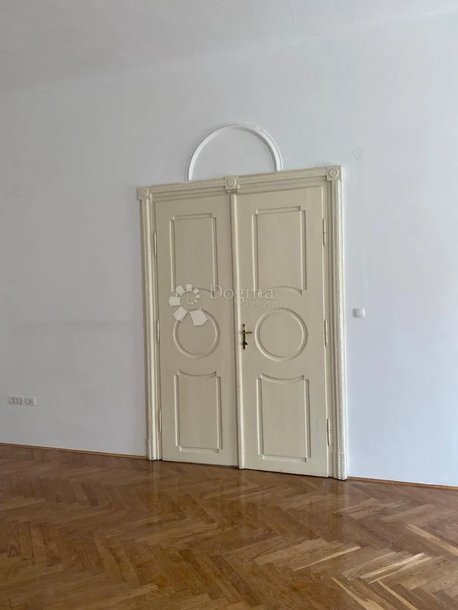 izuzetan stan u baroknoj jezgri - slika 4