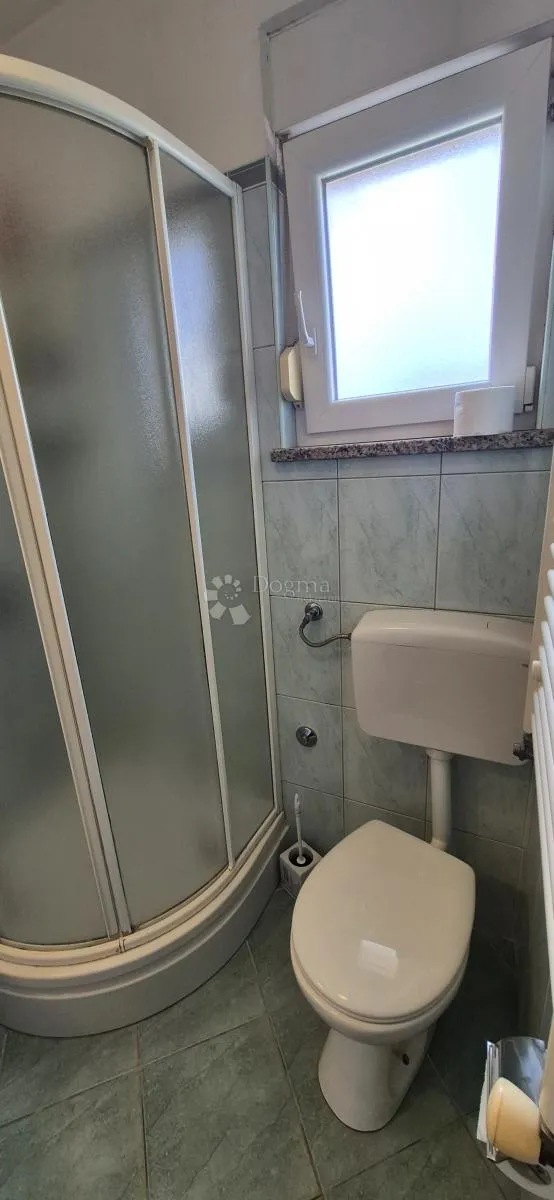 kuća sa 2 stana i bazenom - slika 38