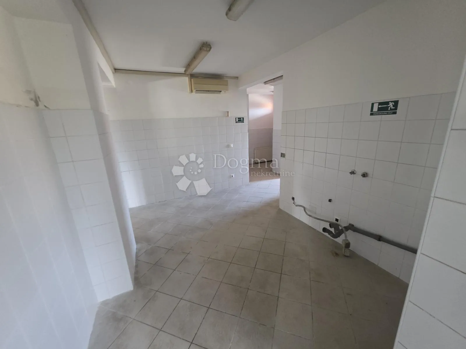 najam restorana 356m² – krušna peć, pečenjara, terasa, veliki parking - slika 10