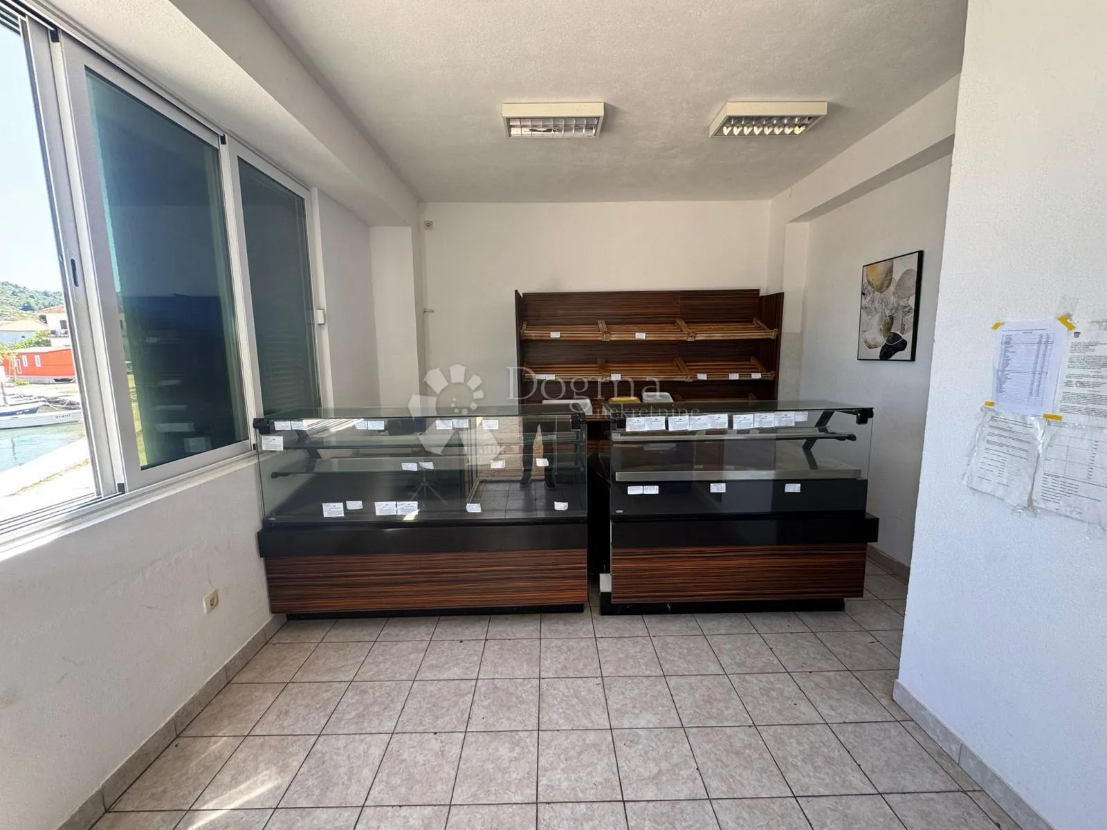 kuća s 3 apartmana i poslovnim prostorom vinišće - slika 8
