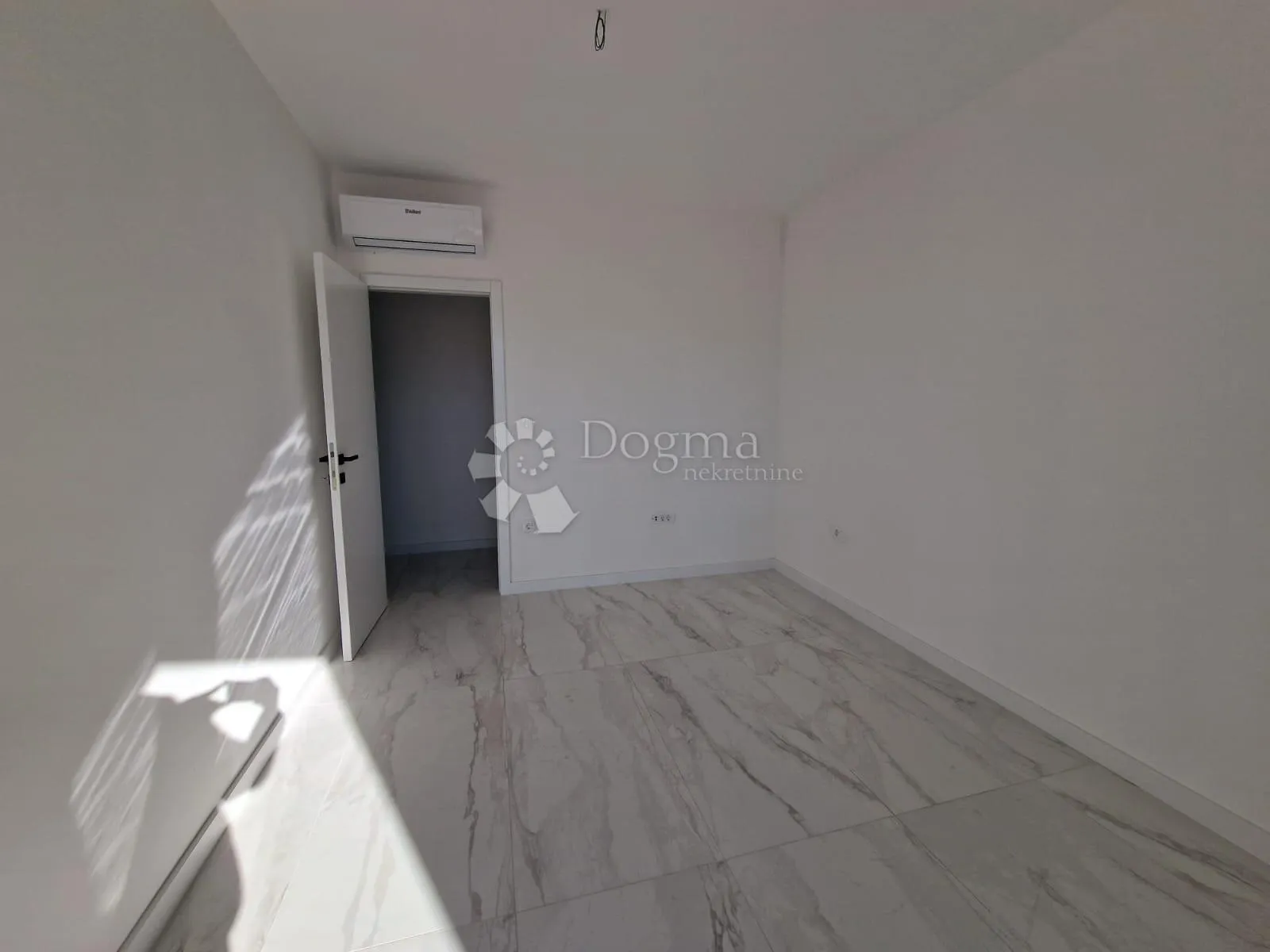 prodaja stana u okrug gornji - slika 8