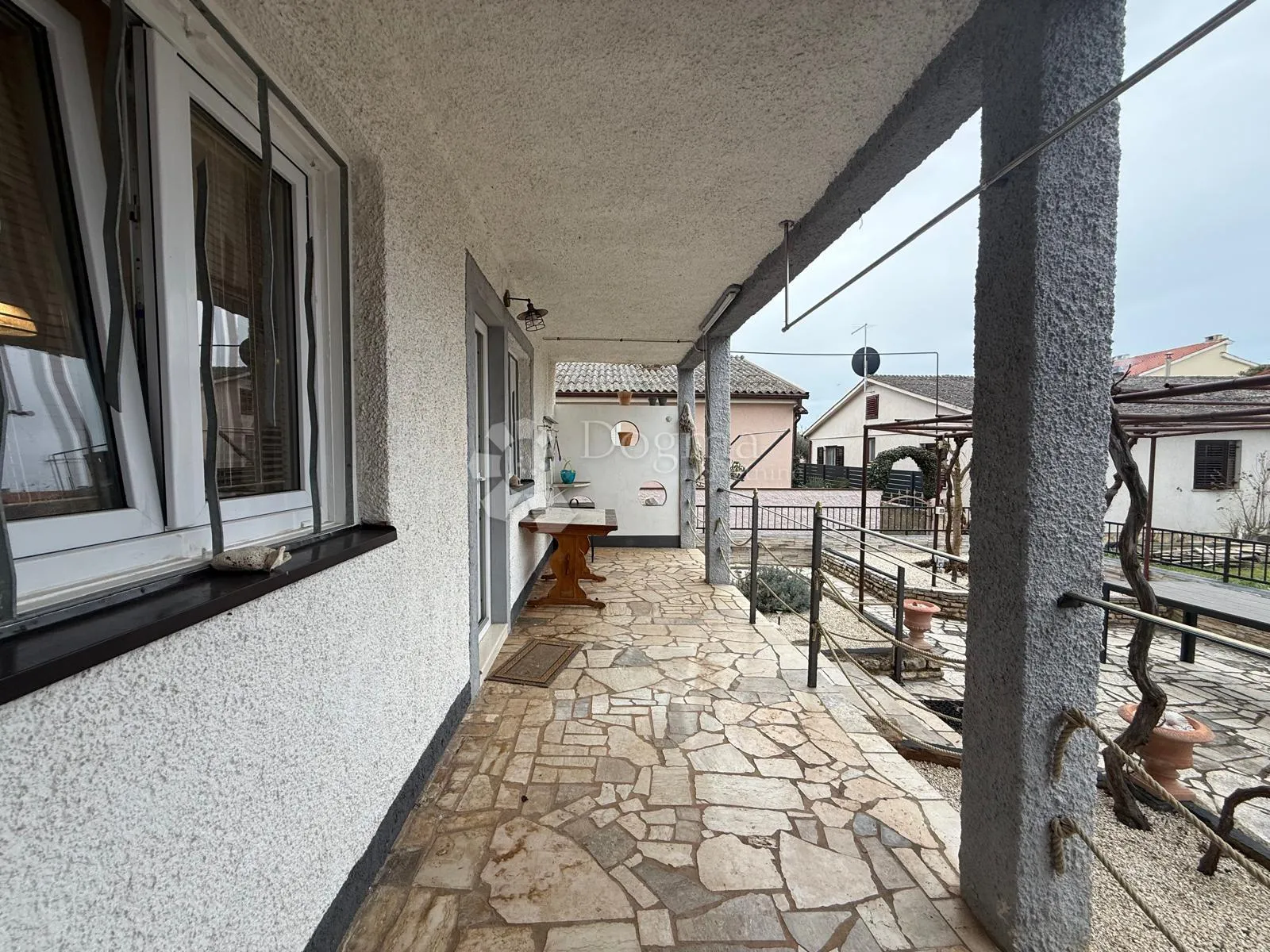kuća s 2 stana - 300 m od mora - slika 4