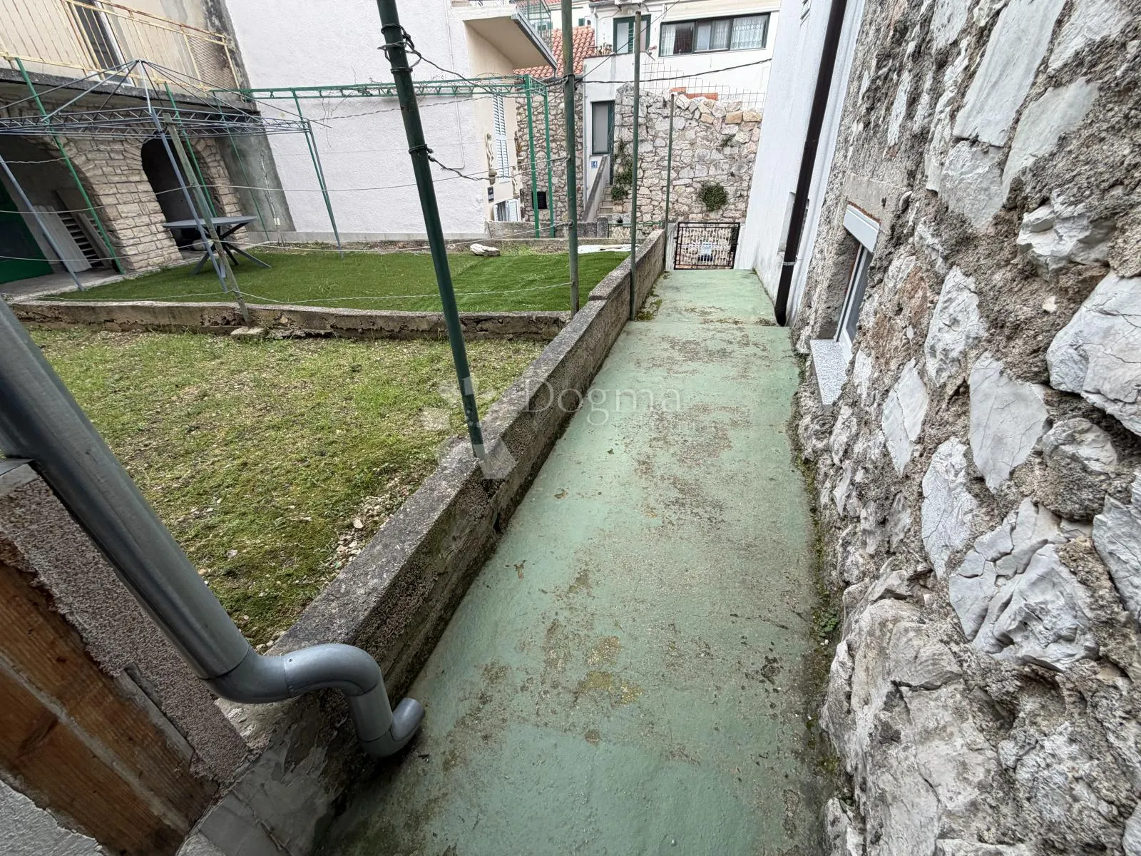 tisno – kuća u nizu na odličnoj lokaciji - slika 16