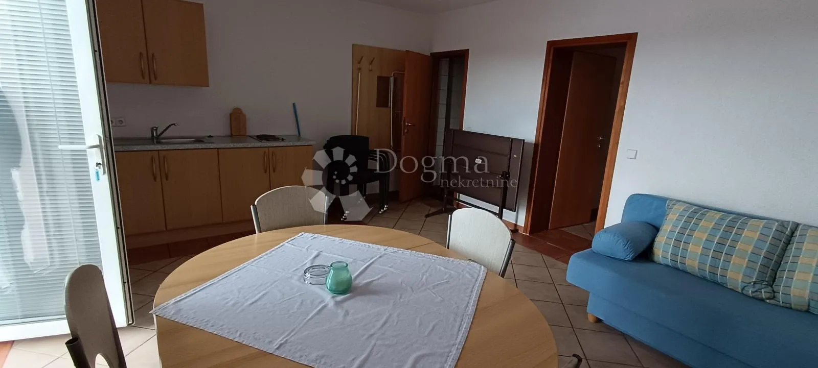 omišalj, kuća sa 9 apartmana - slika 10