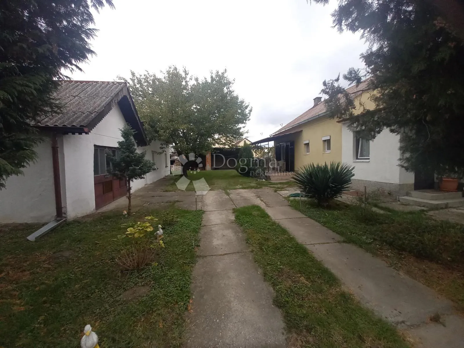 kuća s okućnicom i pomoćnim objektima - slika 6