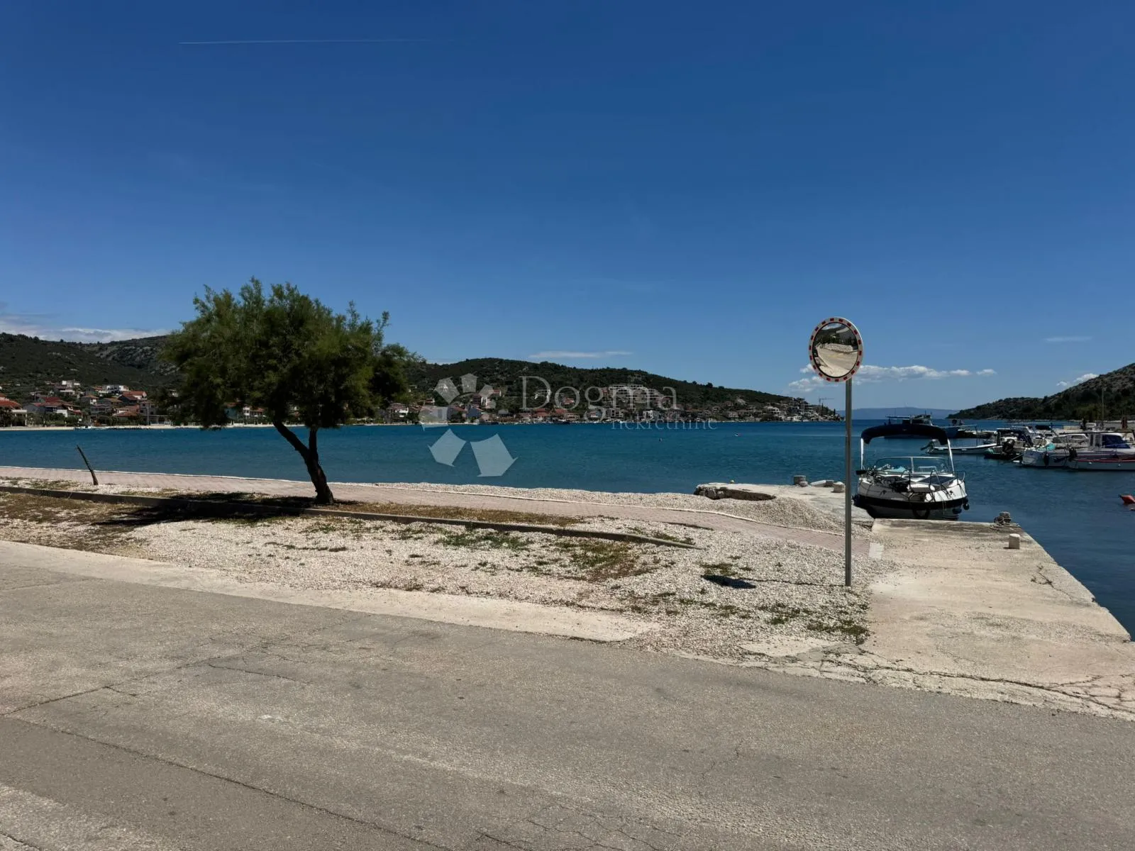 kuća s 3 apartmana i poslovnim prostorom vinišće - slika 17