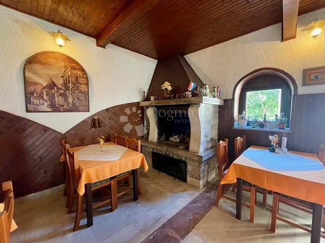 kuća, s restoranom u prizemlju, u centru buja - slika 10