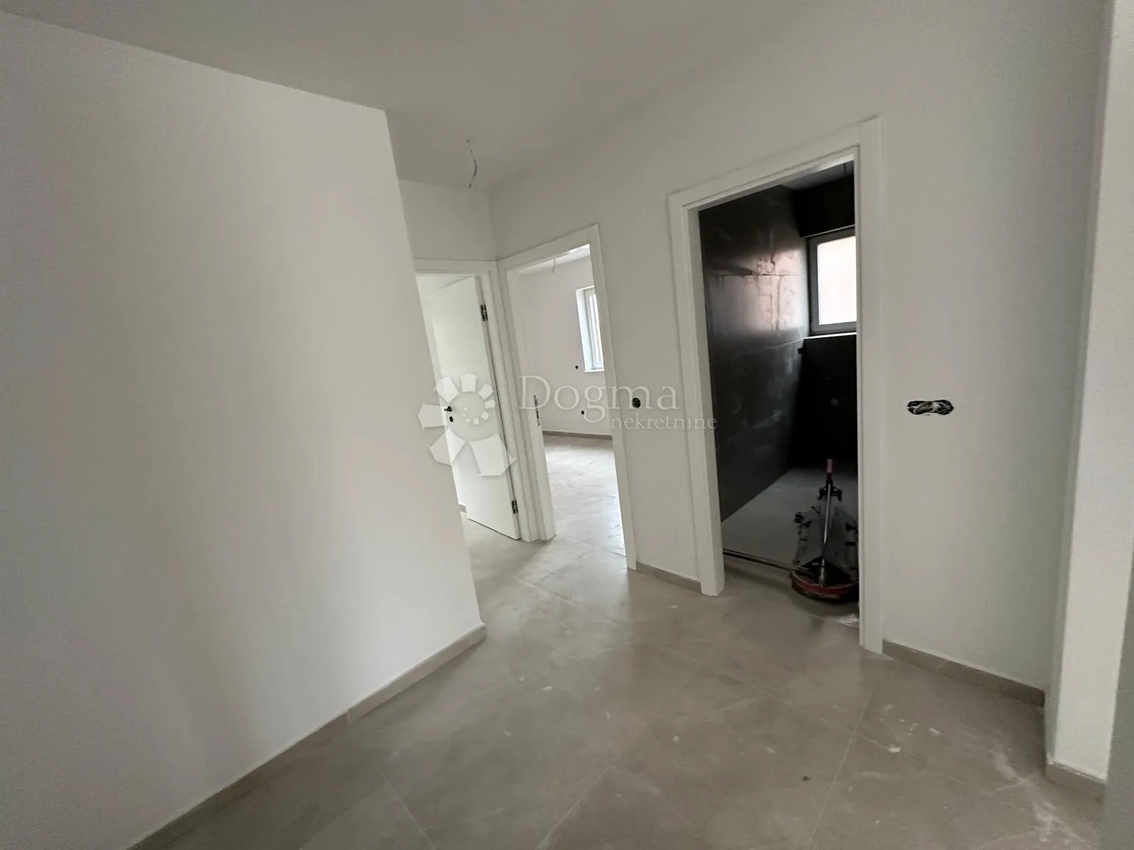 moderna novogradnja 70m od mora - slika 26