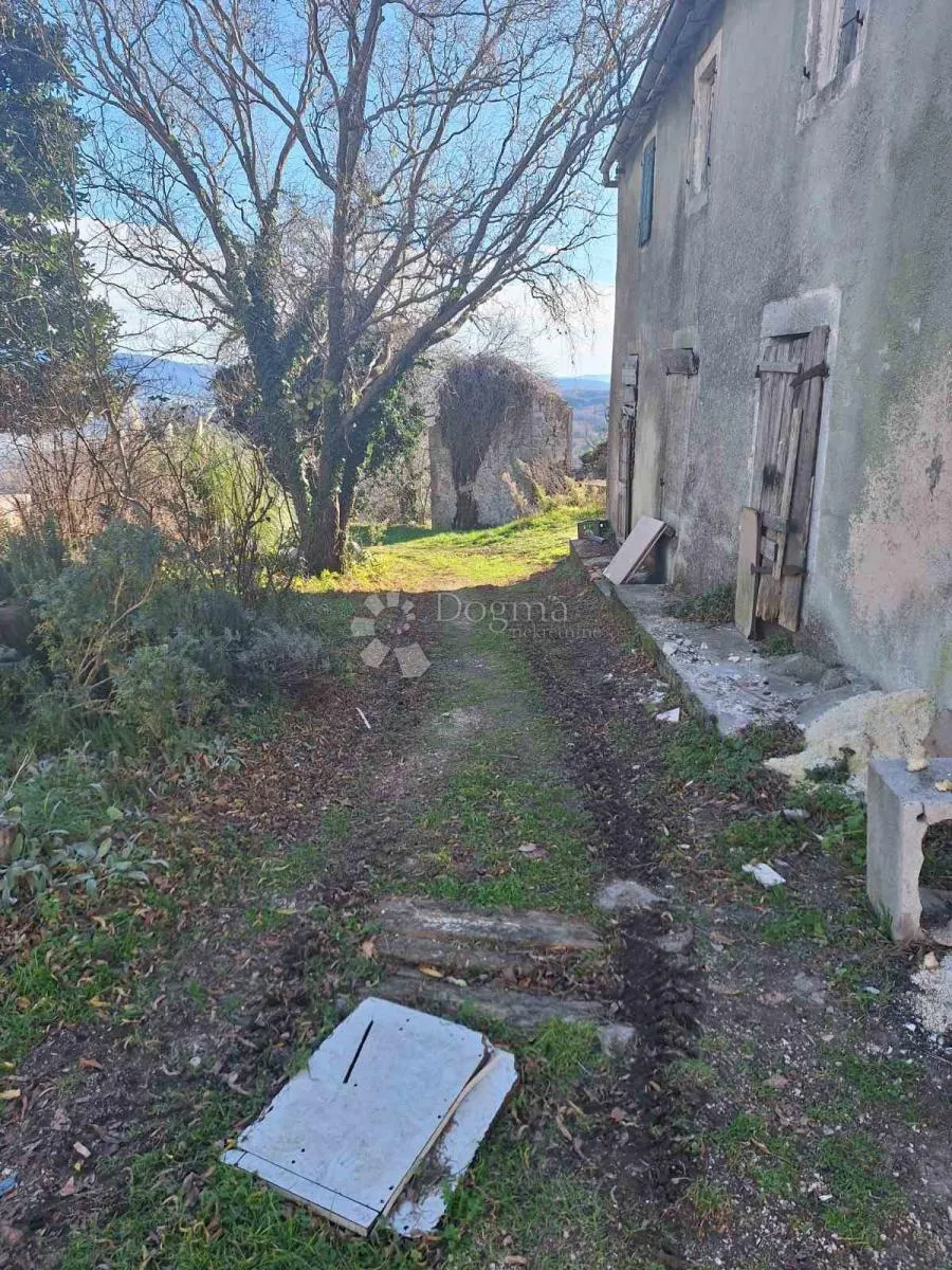samostojeća kamena kuća za renovaciju s pogledom - slika 11