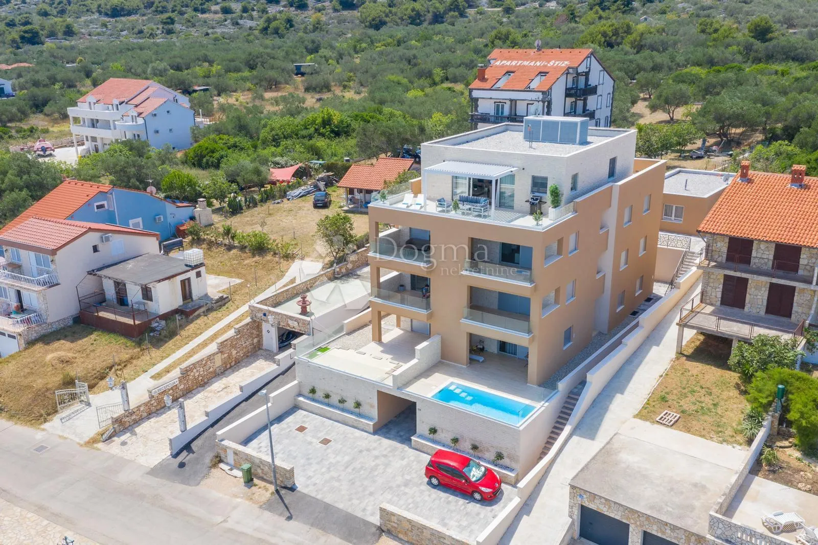 betina – luksuzni stan s privatnim bazenom, 1. red do mora! - slika 2